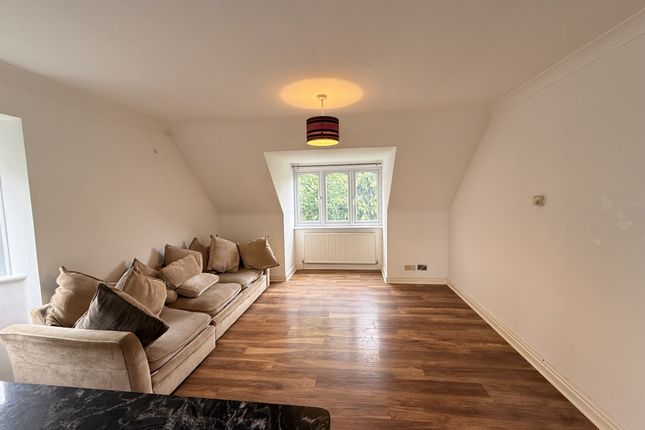 13 The Hollies, 177 Hagden Lane, Watford photo 2