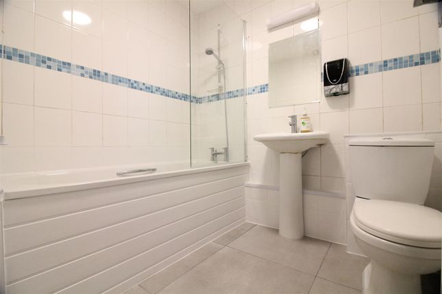 6654y, Green Lane, Hounslow photo 4