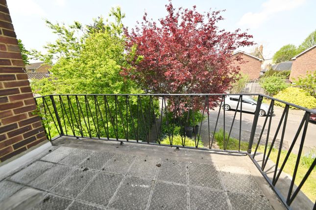 24, Belvedere Close, Teddington photo 3