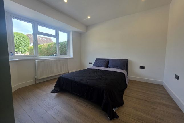 44, Avenue Gardens, Horley photo 2