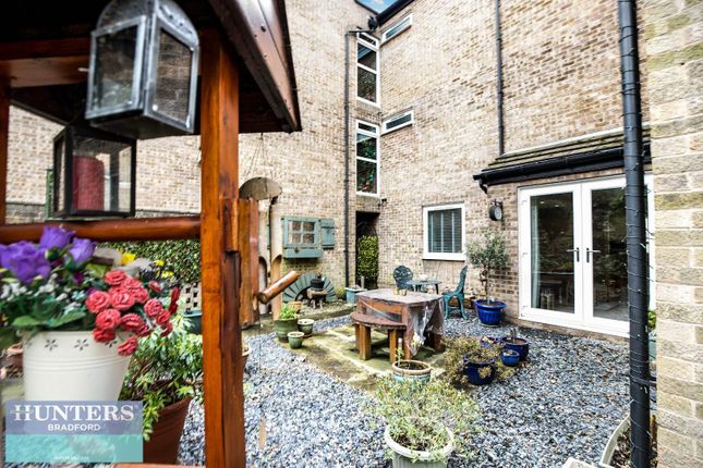 1, Frizley Gardens, Bradford photo 3