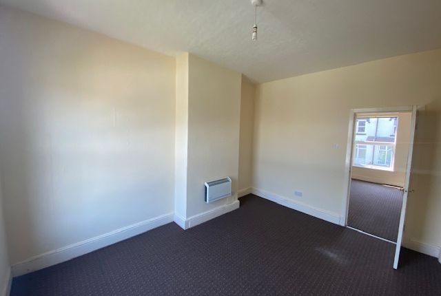 36 Flat 2, Roman Place Roundhay Leeds photo 2
