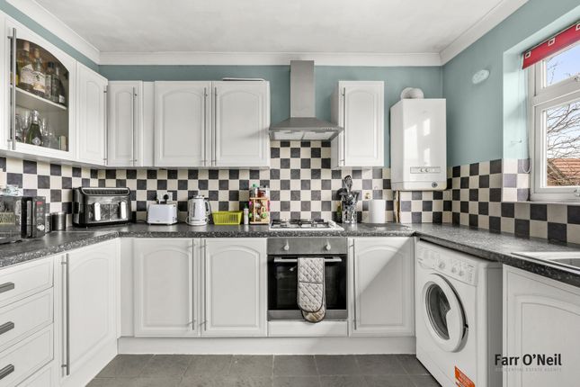 16, Cedar Close, Buckhurst Hill photo 3