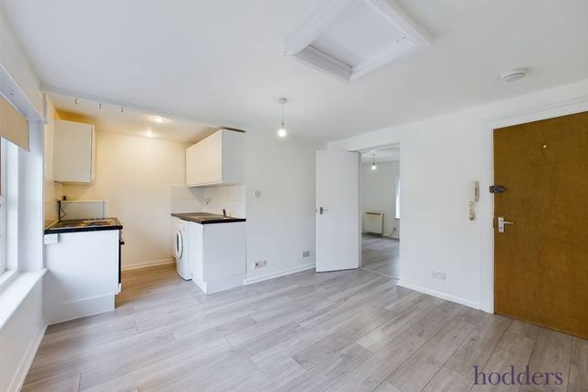 Thumbnail Flat to rent in Guildford Street, Chertsey, Surrey
