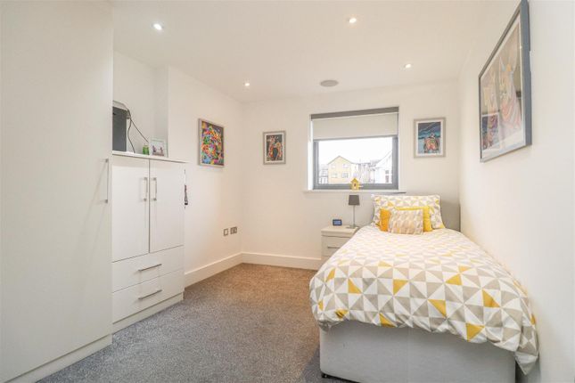Flat to rent in The Shore, The Leas, Chalkwell