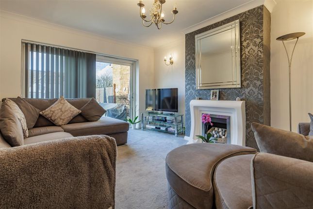 16, Field Close, Abridge photo 2