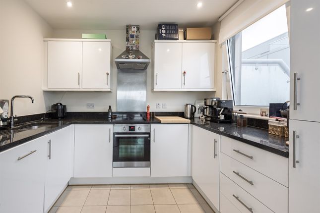 Flat 71, 71 Gooch House, 63-75 Glenthorne Road, London photo 3