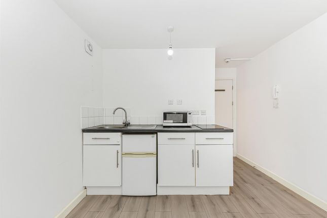 Flat 3, Holywell House, Wellington Passage, London photo 5