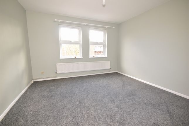 Town house to rent in Fieldfare Road, London