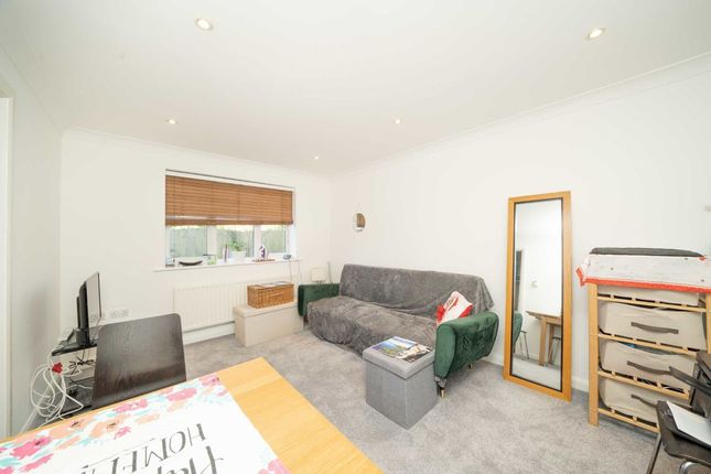 Flat for sale in Woodfield Road, Thames Ditton