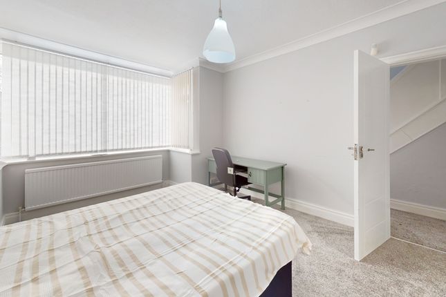 Trelawn Crescent, Leeds photo 2