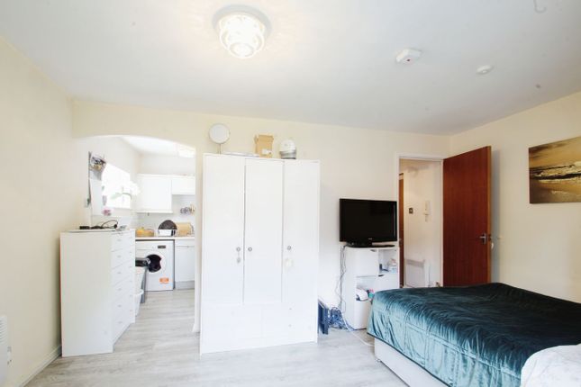 Knowles Close, Yiewsley, West Drayton photo 3