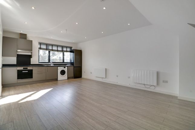 Thumbnail Flat to rent in First Floor, Doyle Gardens, London