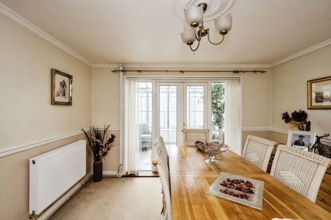 2, Dee Place, West Glamorgan photo 3