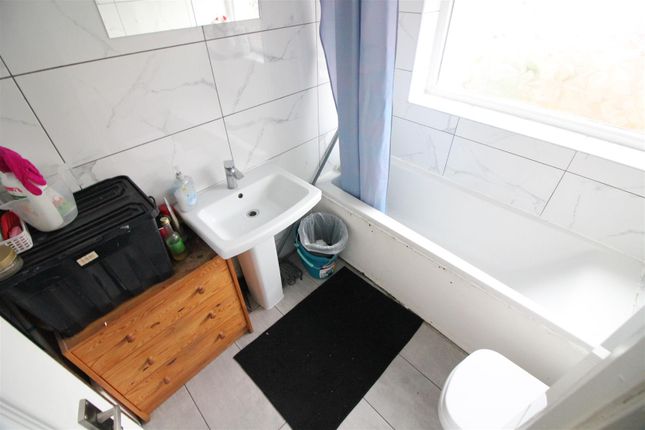 5656h, Twyford Abbey Road, London photo 4