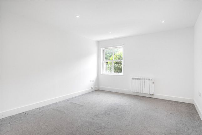 Flat 4, Kyle House, 32, High Street, Hampton photo 4