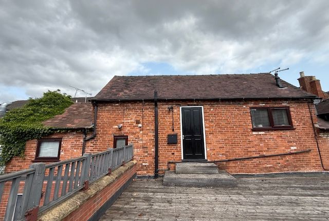 1-bed flat on 33C High Street, Uttoxeter, £650/mo