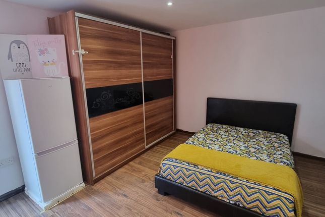 Flat to rent in Headley Drive, Ilford