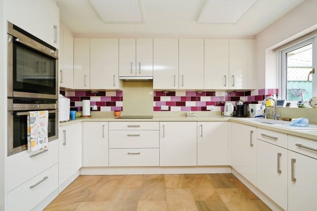 16, Saxel Close, Bampton photo 3