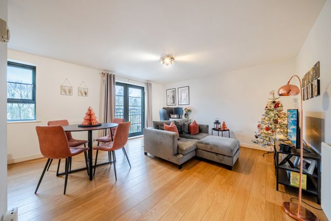 52, Esparto Way, Dartford photo 2