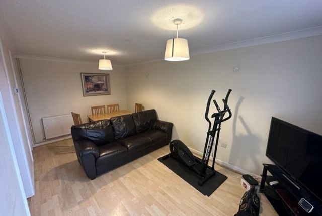 Flat for sale in Sagecroft Road, Thatcham