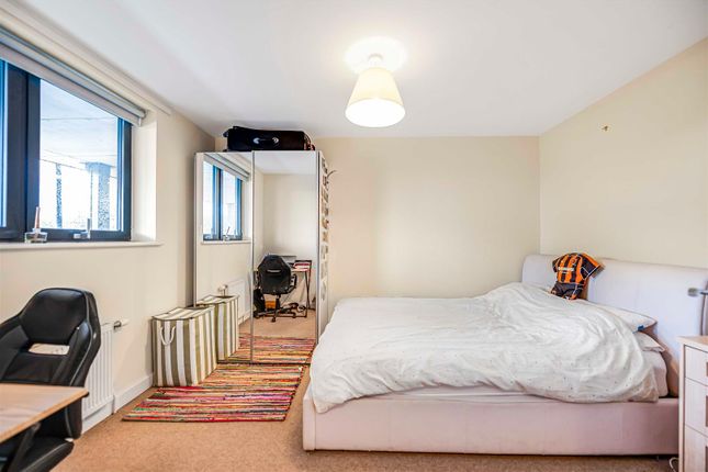 Flat for sale in Pooles Park, London