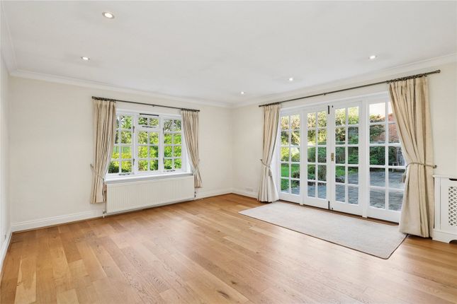 Charleston, 43, Pine Walk, Surrey photo 4