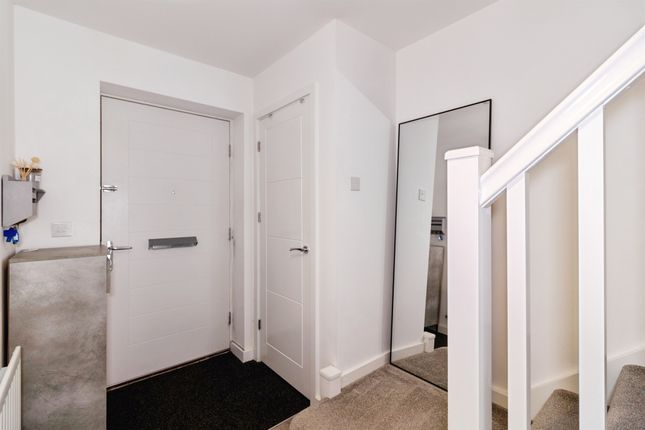 28, Henry Hoare Drive, Milton Keynes photo 3