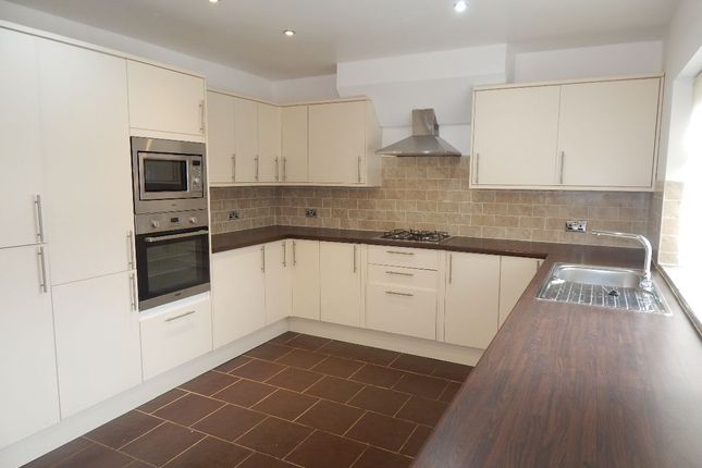 Detached house to rent in Kinnaird Close, Batley