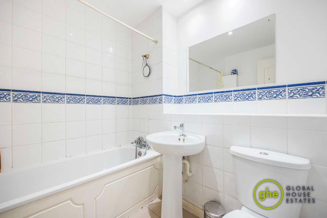 Flat for sale in Vincent Court, Stockwell, London