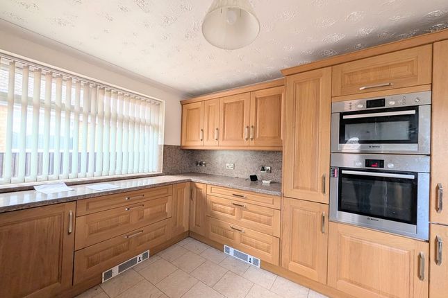 40, Holton Mount, Holton-Le-Clay photo 2