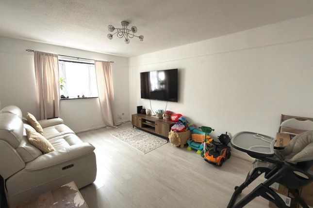 7, Coulson Court, Luton photo 2