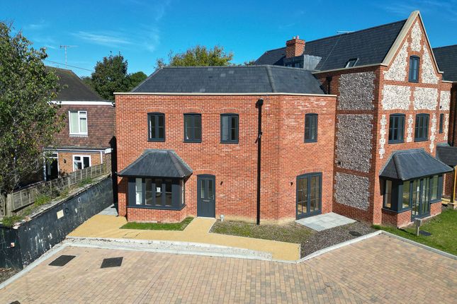 3-bed other on 1 Knights Gate, West Street, West Sussex, £400,000