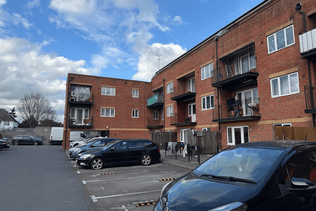 6, St. Giles Close, Hounslow photo 4