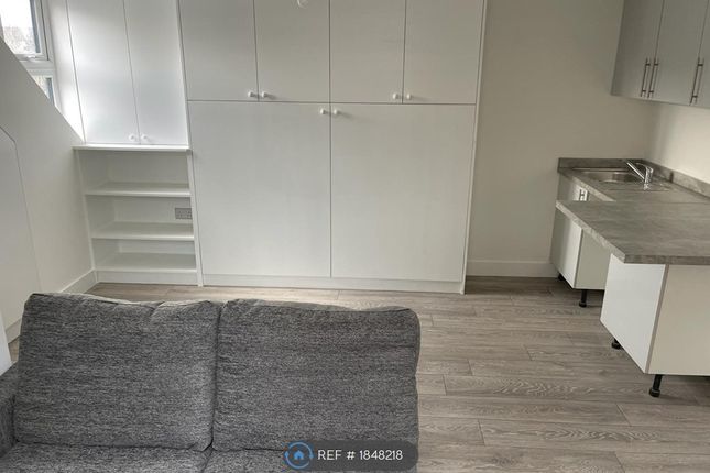 Room to rent in Gilmore Road, London