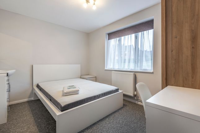 Room 3, 10, Westman Road, Winchester photo 4