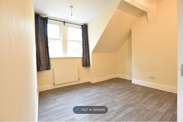 Flat to rent in Crescent Road, Luton