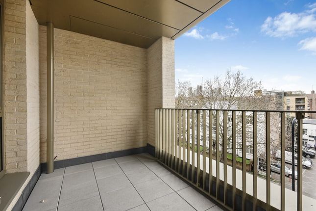 Flat for sale in Kennington Lane, London