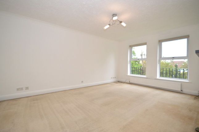 Flat to rent in London Road, St Albans