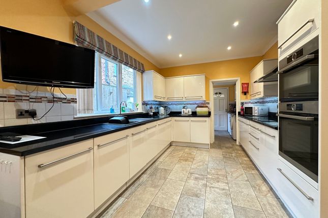 (Sales) 50, West Street, Scarborough photo 3