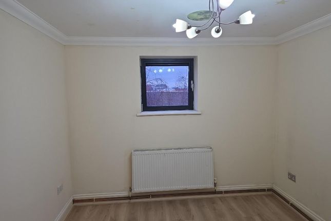 Flat 5, Rom View House 9, Como Street, ROMFORD photo 2