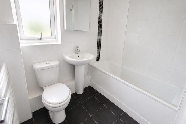 50, Bornedene, Potters Bar photo 2