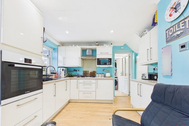 46, Oak Avenue, Newport photo 3