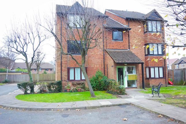Studio studio on 16 Keswick Court, Stoke Road, Slough, £125,000
