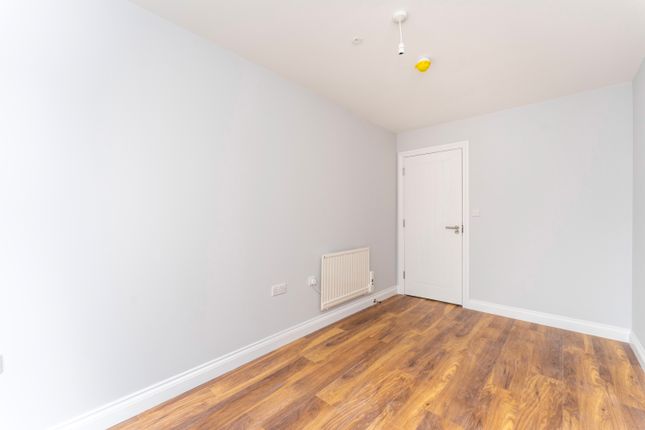 Flat to rent in Canberra Road, London
