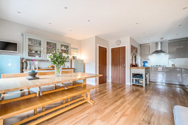 38, Alderbank Drive, Surrey photo 3