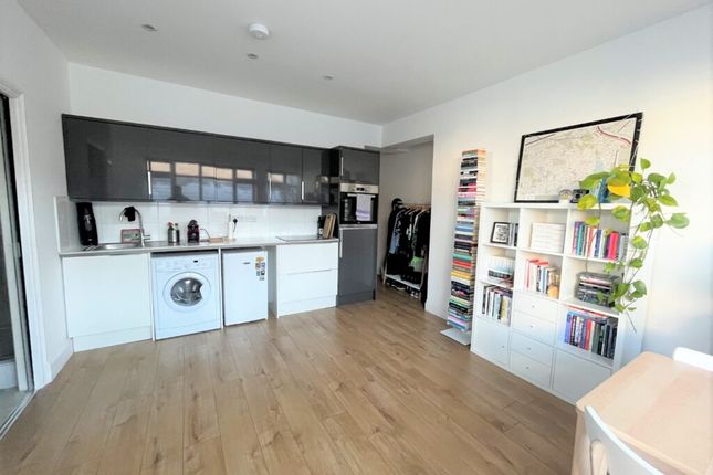 Thumbnail Studio to rent in Vale Road, London