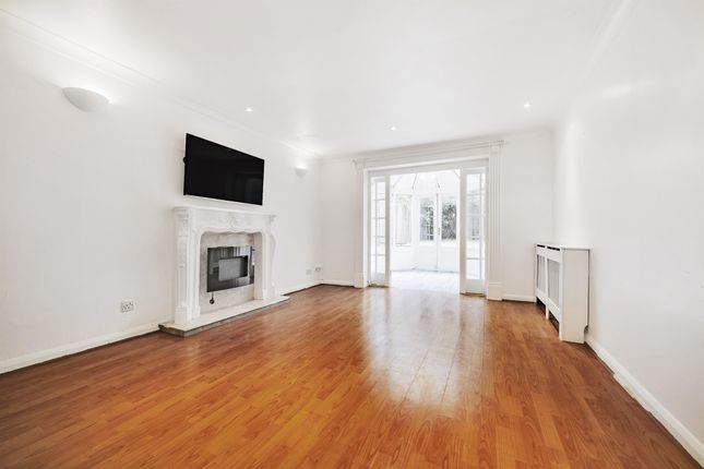 Terraced house for sale in Firs Avenue, London