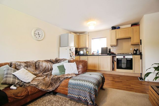 7 Alicia Close, Swindon photo 3