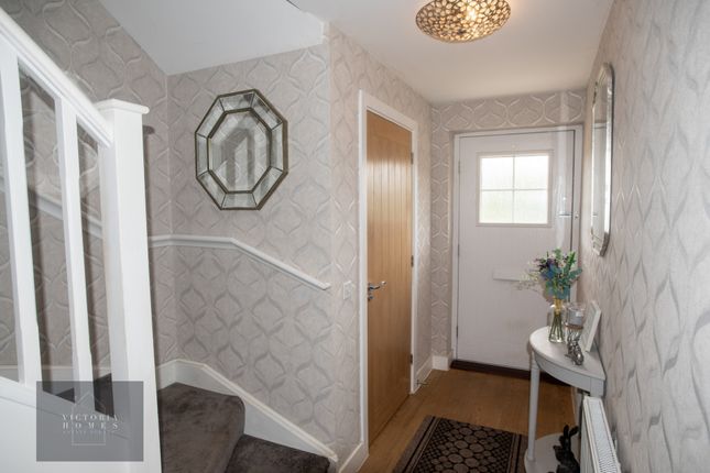 28, Blue Lake Close, Ebbw Vale photo 3